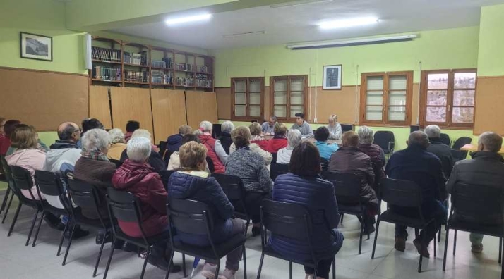 El Ayuntamiento de Navasfr&iacute;as mantiene una reuni&oacute;n con los jubilados de la localidad | Imagen 1