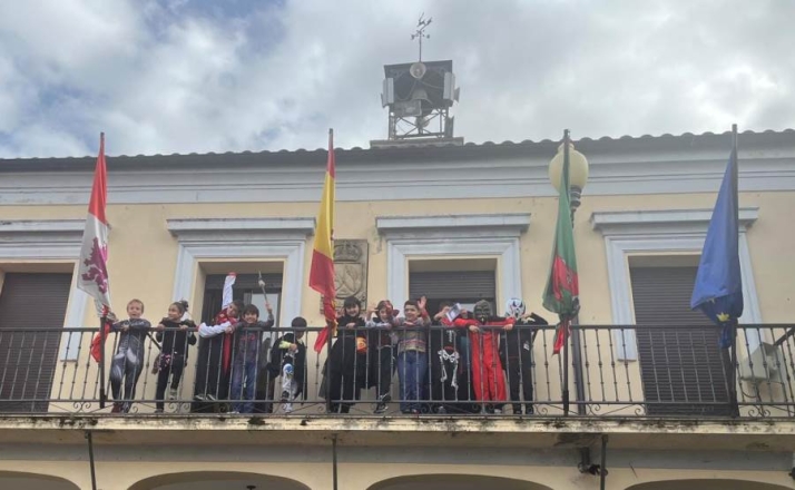 Ni&ntilde;@s del Colegio de La Fuente visitan su Ayuntamiento por Halloween | Imagen 1