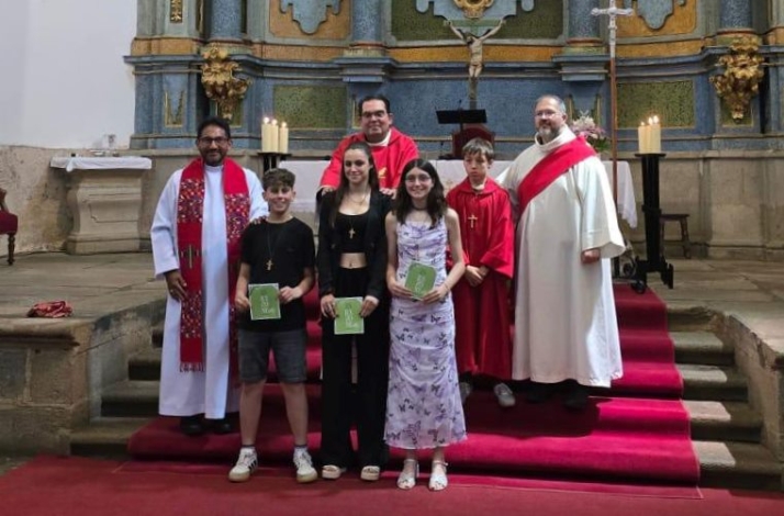 Impartido el Sacramento de la Confirmación a tres jóvenes en Gallegos de Argañán | Imagen 1