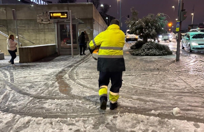 Más de 200 efectivos y 13 máquinas para limpiar la nieve en Salamanca | Imagen 1