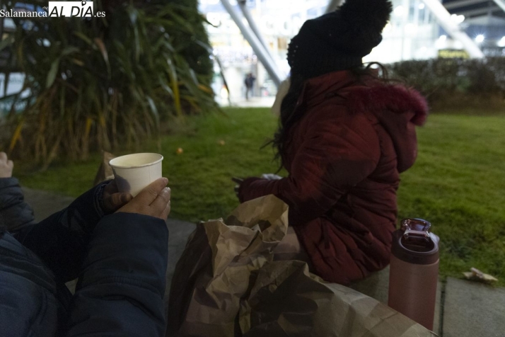 Un aliento de esperanza: la labor de los voluntarios de Cruz Roja Salamanca para llevar calor y comida a las personas sin hogar (GALER&Iacute;A DE FOTOS)   | Imagen 3