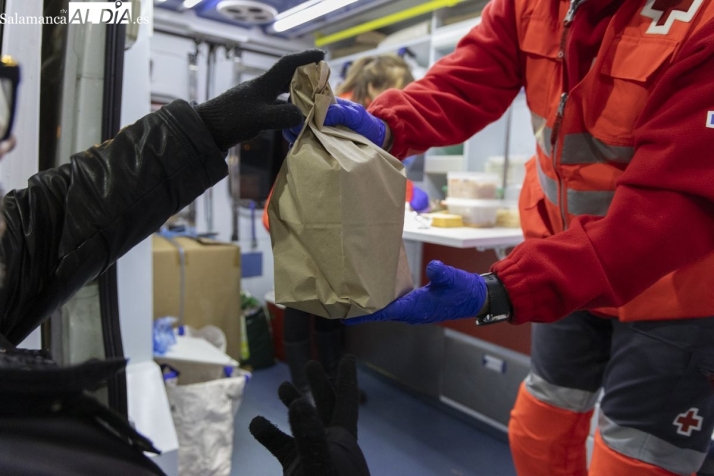 Un aliento de esperanza: la labor de los voluntarios de Cruz Roja Salamanca para llevar calor y comida a las personas sin hogar (GALER&Iacute;A DE FOTOS)   | Imagen 2