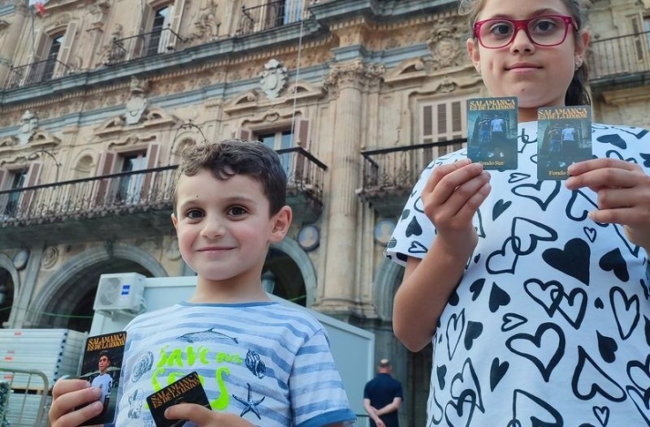 Jóvenes aficionados con su carné del Salamanca UDS en la Plaza Mayor. Foto @Ivan_LocosXUDS