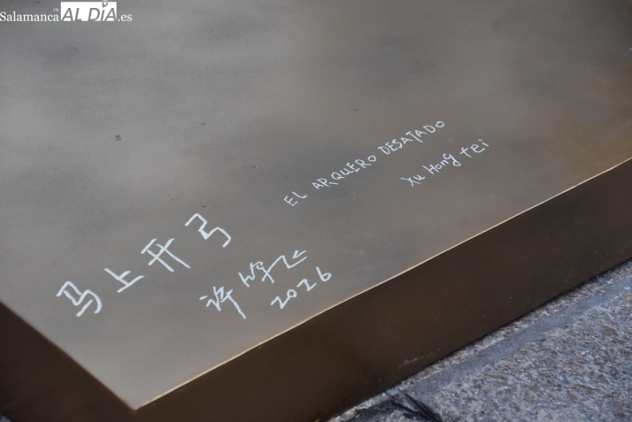 V&Iacute;DEO | Los salmantinos opinan sobre la nueva escultura: "Es un arquero pero le falta la flecha... y tiene pecho" | Imagen 1