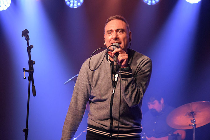 Abel, cantante, letrista y co-compositor de faLsantes en el CAEM (Salamanca)