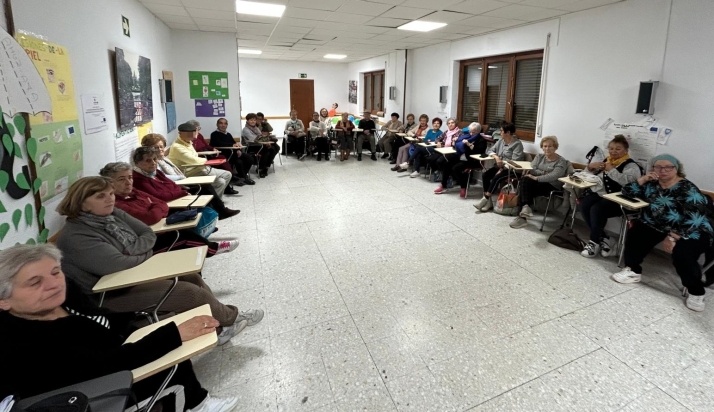 Los Amigos de la Ilusión visitan a los integrantes del Servicio de Mayores de Cáritas | Imagen 1