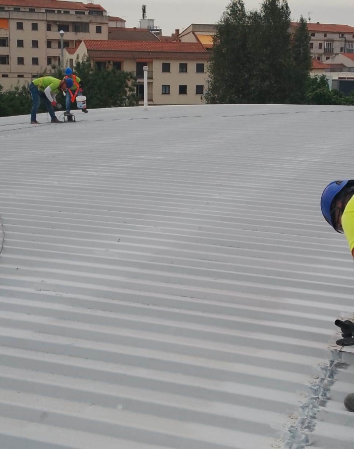 Revisadas las cubiertas de la sede de la AECC y de la sala multiusos José Ángel Gómez | Imagen 1