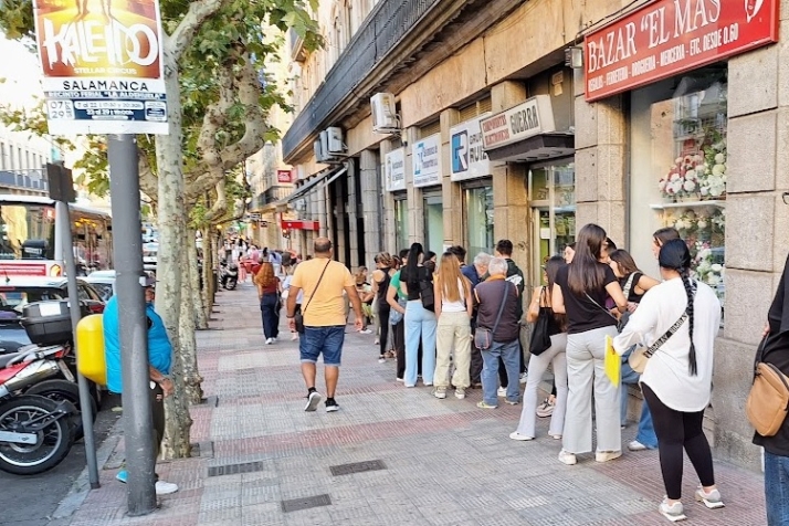 Modelo evitando gasto de papel | Imagen 6