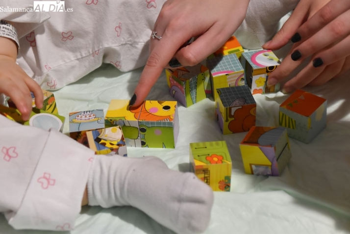 Sonrisas para los ni&ntilde;os ingresados en el Hospital de Salamanca: Una tarde con el voluntariado de Cruz Roja Juventud  (FOTOS) | Imagen 1