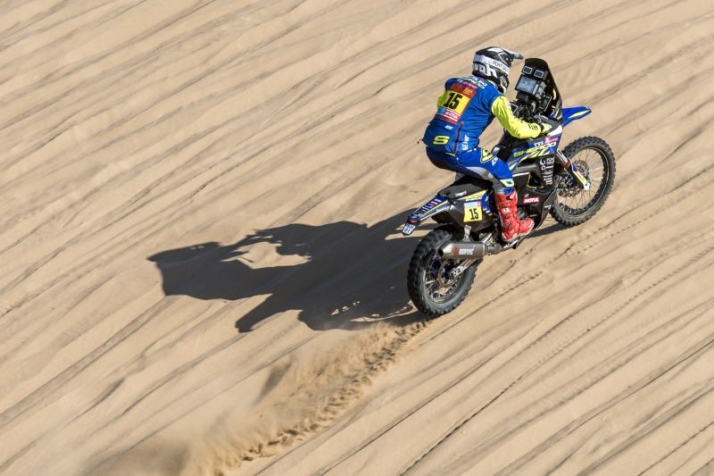 Lorenzo Santolino escala una gran duna en el Dakar 2022 - Sherco Team