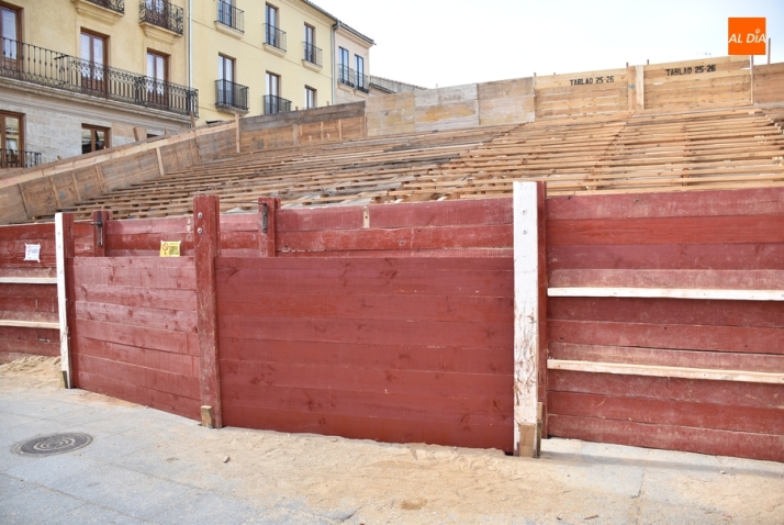 Ampliado debido a los fot&oacute;grafos el burladero central de la parte baja del coso taurino | Imagen 1