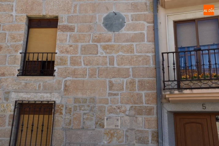 Colocada la placa descriptiva del reloj solar de la calle Puerta de Santiago | Imagen 1