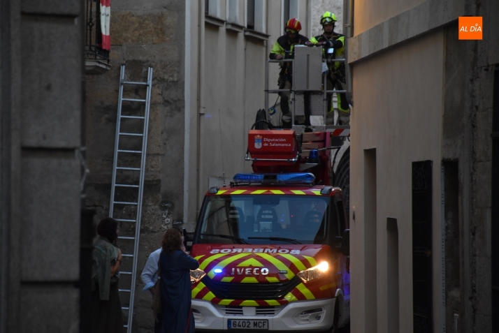 Los Bomberos se movilizan para rescatar un gato en la calle Gigantes | Imagen 1