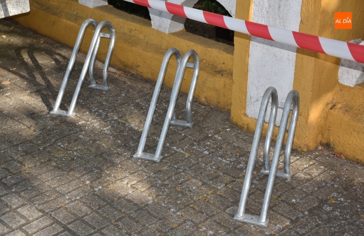 Colocados aparcabicis enfrente del IES Tierra de Ciudad Rodrigo | Imagen 1