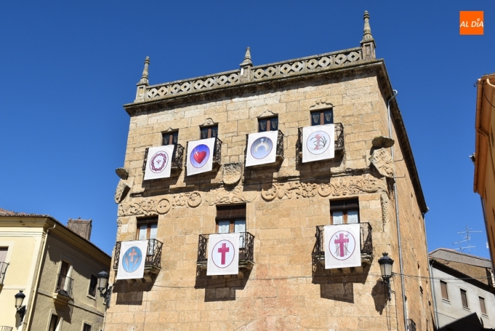 Colgados en la Plaza Mayor los emblemas de las 7 Cofrad&iacute;as de Semana Santa | Imagen 1