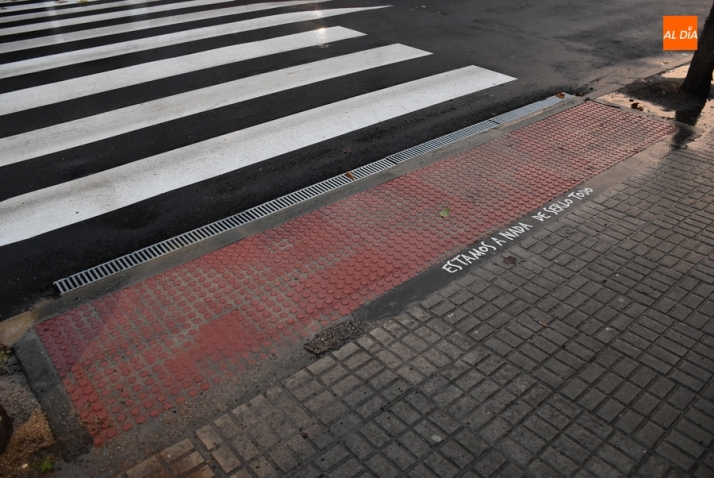 Cubierto con baldosas de botones el vac&iacute;o de la Avenida de B&eacute;jar | Imagen 1