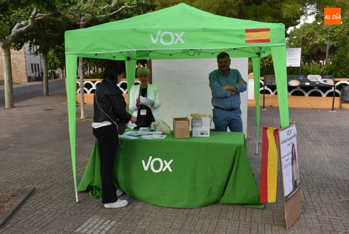 Vox monta de nuevo en las calles su carpa informativa | Imagen 1