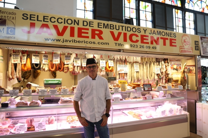 La historia de dos comerciantes de los puestos de mayor tradici&oacute;n en el Mercado Central de Salamanca | Imagen 1