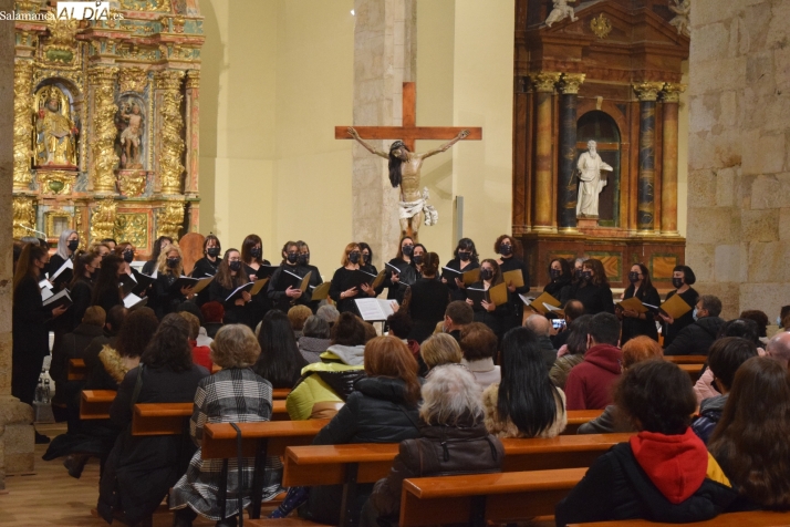 Foto 2 - El coro Kyria abre la Navidad con un pregón y un concierto en la renovada iglesia de San Pedro