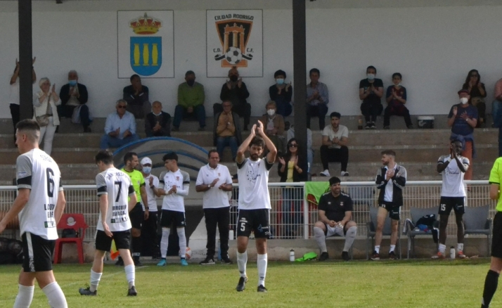 David Risue&ntilde;o dice adi&oacute;s a los terrenos de juego | Imagen 1