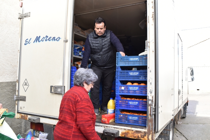 'El Moreno', el vendedor ambulante que recorre los pueblos de Salamanca por lealtad a los vecinos: "Si fuera por dinero, ya lo habría dejado" | Imagen 1