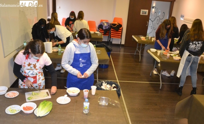 Cerca de una veintena de jóvenes participa en el taller de cocina navideña