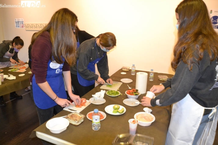 Foto 2 - Cerca de una veintena de jóvenes participa en el taller de cocina navideña