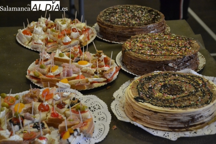 Foto 2 - Las participantes en el taller de cocina completan la actividad con canapés y una tarta de obleas
