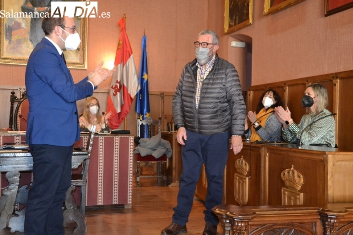 Alfredo de Miguel promete su cargo como nuevo concejal del Ayuntamiento mirobrigense