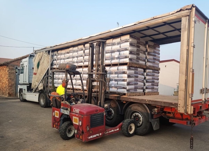 La Junta suministra más de 922.000 kilos de alimentos a 74 ganaderías afectadas por los incendios