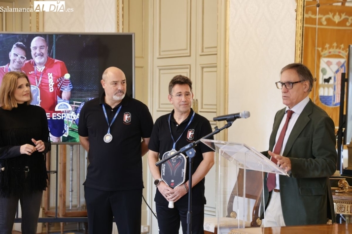 El alcalde de Salamanca, Carlos García Carbayo, recibe a los campeones de España de pickleball por clubes en la categoría de  50, José Luis Revilla y Tomás Mira. Foto D. Sañudo