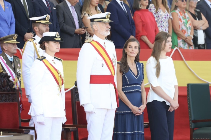 V&Iacute;DEO | El rey impone a la princesa Leonor la Gran Cruz del M&eacute;rito Naval | Imagen 1