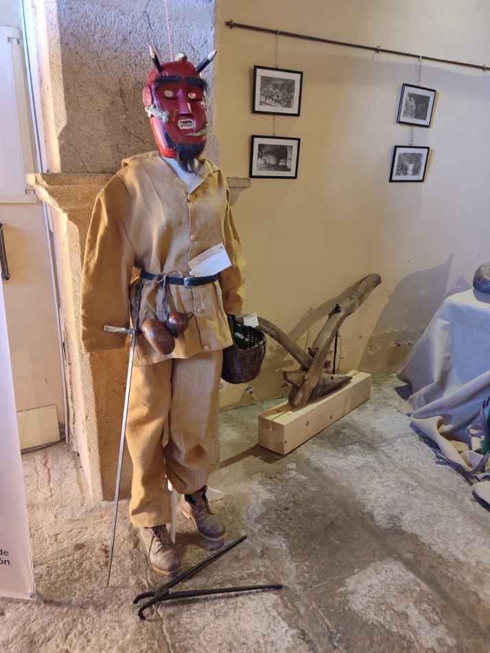 La exposición reúne piezas de la vida cotidiana y festiva cedidas por entidades de España y Portugal