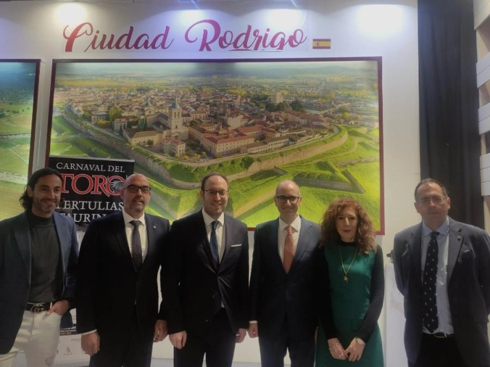 N&uacute;&ntilde;ez Feij&oacute;o se pasa por el stand de Ciudad Rodrigo en FITUR | Imagen 1