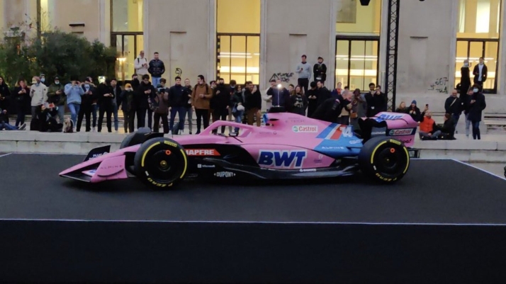 El 'trolleo' legendario del equipo de F1 de Fernando Alonso: filtran un coche de color rosa... que acaba siendo azul | Imagen 1