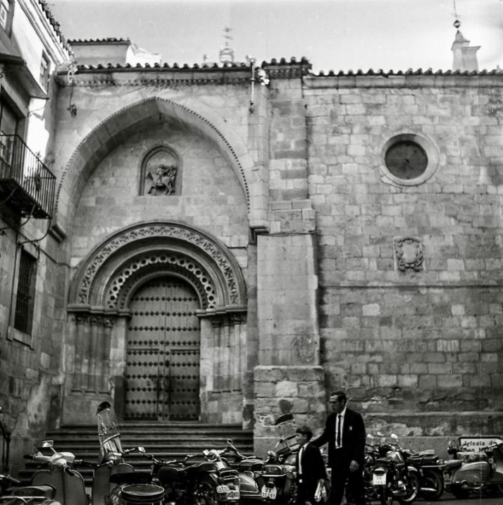 Cuando las motos pod&iacute;an aparcar en el casco hist&oacute;rico de Salamanca | Imagen 1