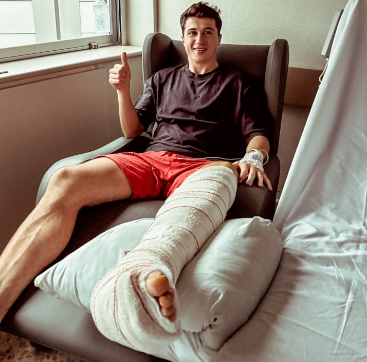 La operaci&oacute;n de Davo resulta un &eacute;xito y el jugador del Salamanca UDS inicia su recuperaci&oacute;n | Imagen 1