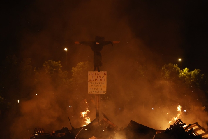 El Zurguén mantiene viva la única hoguera de San Juan que queda en la capital salmantina | Imagen 1