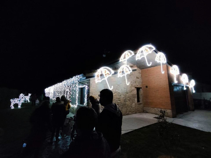 Villoria se viste de luz y Navidad durante su concurso de fachadas