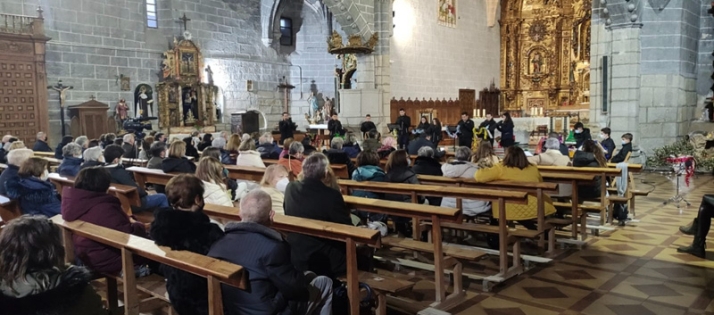 Foto 1 - La iglesia parroquial de Macotera acoge el concierto navideño de la Escuela de dulzaina y percusión  