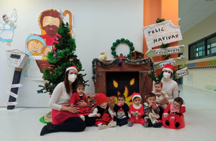 Los alumnos de la Escuela Infantil se disfrazan con motivo de la llegada la Navidad