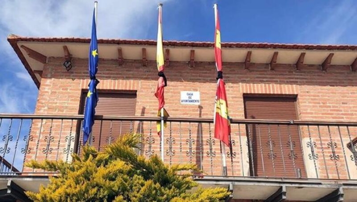 Banderas a media asta en el Ayuntamiento de Paradinas de San Juan 
