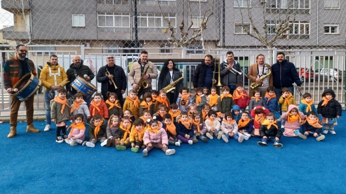 Miembros de las charangas llevan el esp&iacute;ritu carnavalero a la Escuela Infantil | Imagen 1