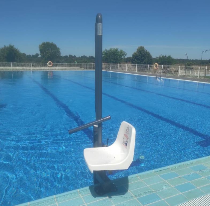 Las piscinas de El Sah&uacute;go estrenan una silla para personas con discapacidad | Imagen 1