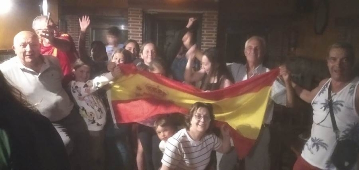 Los vecinos de El Sah&uacute;go celebran juntos la Eurocopa | Imagen 1