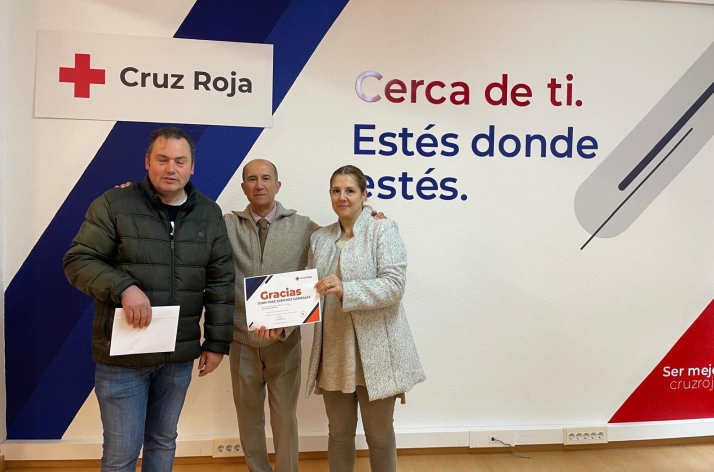 Juan Jos&eacute; S&aacute;nchez y Vanesa Centelles entregan el dinero recaudado con su libreto | Imagen 1