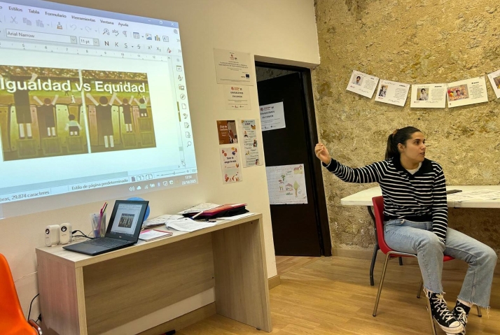 Las alumnas de la acci&oacute;n de atenci&oacute;n sociosanitaria de C&aacute;ritas se forman en Igualdad de G&eacute;nero | Imagen 1