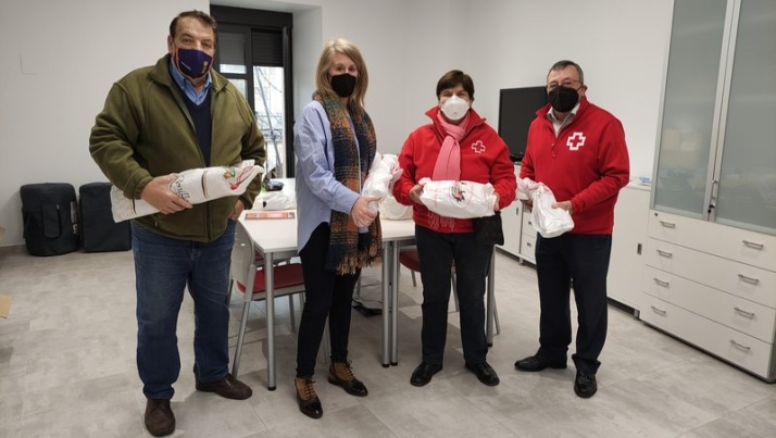 El concejal Antolín Alonso también participó en la entrega de productos a Cruz Roja