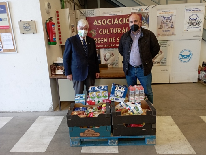 En la imagen, el presidente de la Asociación Virgen de Salcedon y el presidente del Banco de Alimentos, con la donación recibida