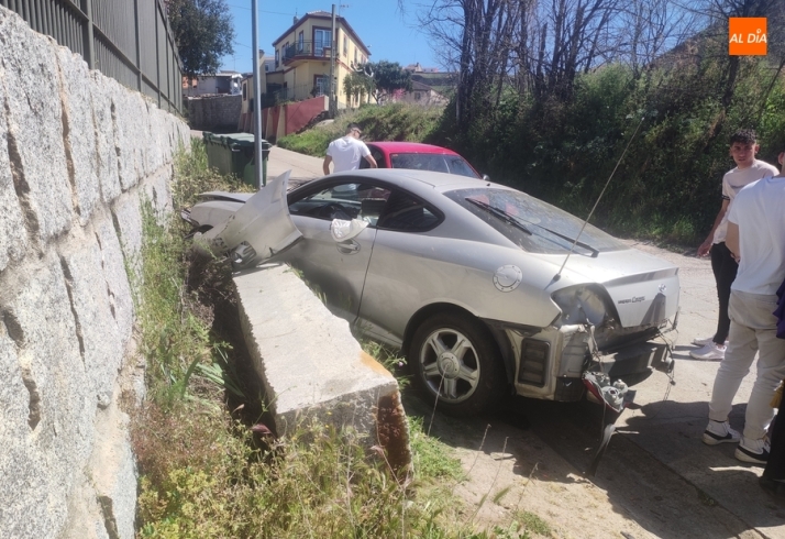 Un joven resulta ileso tras perder el control de su coche en la Bajada de Santa Cruz | Imagen 1